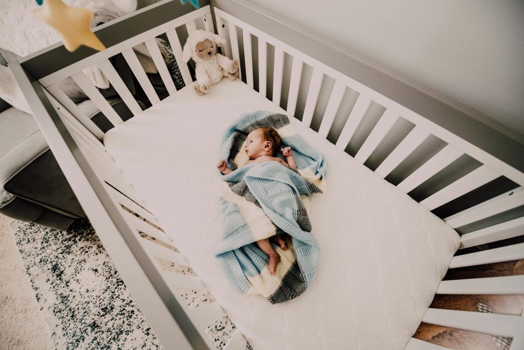 Baby in blauer Decke